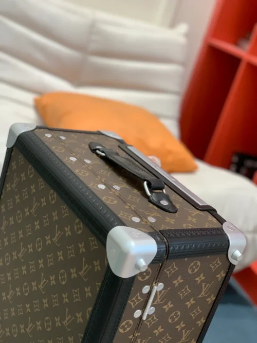 LOUIS VUITTON Rolling Trunk is made of Monogram canvas and leather - Image 5